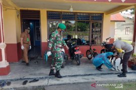 Pekerja wisata reaktif  COVID-19, beberapa lokasi  umum disemprot disenfektan