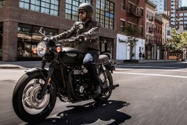 Triumph luncurkan Bonneville T100 & T120 dalam edisi serba hitam