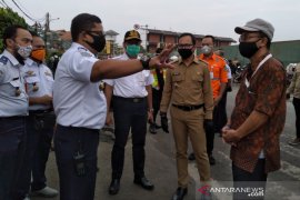 Calon penumpang KRL di Stasiun Bogor menumpuk tapi tertib