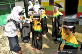 Siswa Paud lakukan wisuda dengan standar kesehatan Page 2 Small