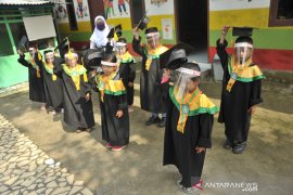 Siswa Paud lakukan wisuda dengan standar kesehatan Page 3 Small