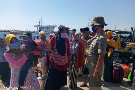 Santri kembali ke pesantren, petugas Pelabuhan Kalbut Situbondo perketat pemeriksaan kesehatan