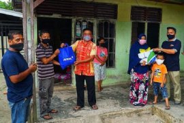 Warga Pangkalan Kerinci terbantu adanya bantuan sembako