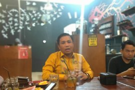 Bertepatan dengan ulang tahunnya, Azmi didapuk sebagai Ketua Perbakin Siak
