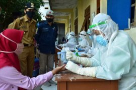 Ratusan santri Ponpes Darussalam Mekar Agung Madiun jalani tes cepat