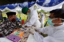 Guru pondok pesantren di Batanghari diambil darah untuk tes cepat