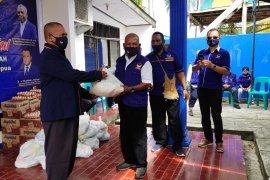 DPW NasDem Papua salurkan bantuan paket sembako untuk kader terdampak COVID-19