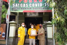 Lima desa di Gresik terima bantuan sembako dan alat kesehatan dari Petronas Indonesia