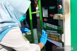 Pemkab Bogor pasang stiker "wajib bermasker" di pusat keramaian