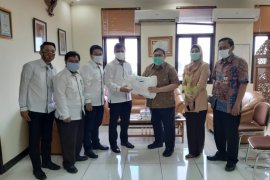 BPJAMSOSTEK Madiun salurkan bantuan APD kepada rumah sakit rujukan