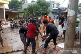 Komunitas pencinta alam bantu bersihkan daerah terdampak banjir di Bantaeng
