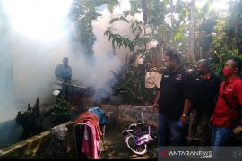 Kader PDIP Garut lakukan pengasapan di daerah terdampak wabah chikungunya