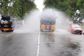 Polda Sulteng kerahkan lima mobil water canon semprot disinfektan di Kota Palu
