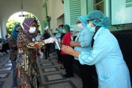 Wali Kota Risma keliling rumah sakit semangati dokter hingga petugas kebersihan