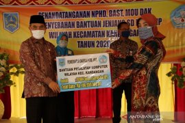 Bupati HSS serahkan bantuan untuk PAUD, SD dan SMP se Kecamatan Kandangan