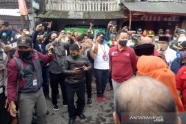 Pembagian BST oleh Mensos di Garut, warga abaikan protokol kesehatan