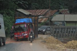 PERBAIKAN JEMBATAN TRANS SULAWESI DI KONAWE Page 1 Small