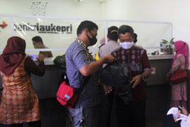 Pegawai kelurahan mengambil dana bantuan sosial non DTSK di Bank Riau Kepri