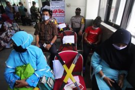 Sejumlah pegawai kelurahan mengantre untuk pengambilan dana bantuan sosial non DTSK di Bank Riau Kepri