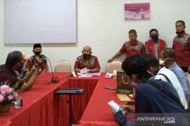 Tersangka kasus penyelewengan dana infak masjid Raya Sumbar akhirnya ditahan