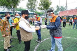 Bupati Banyuwangi serahkan sertifikat kompetensi normal baru kepada pemandu wisata