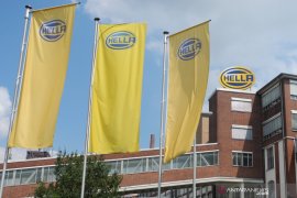 Hella kembangkan komponen transparan penutup radar mobil