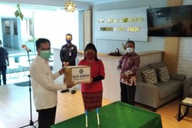 BLK Ambon sumbang masker dan baju hazmat produksi anak didik