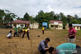 Sambut normal baru, Polri - Penyuluh - Polbangtan Medan manfaatkan lahan kosong Gunung Sitoli