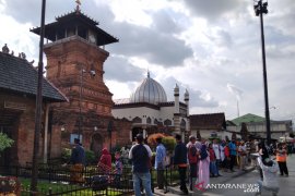 Wisatawan padati objek wisata Menara Kudus dengan mengikuti protokol kesehatan