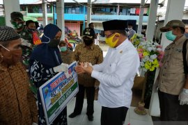Regent Kotabaru delivers 1.311 food packages in three sub-districts