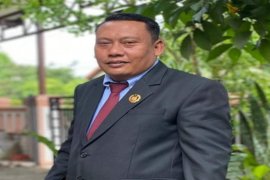 Anggota DPRD Langkat desak PUPR segera perbaiki jalan utama Desa Banyumas