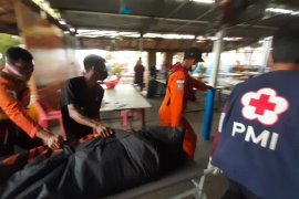 Dua orang meninggal  akibat perahu motor terbalik