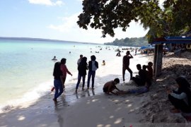 Warga Baubau padati objek wisata Pantai Nirwana sambut normal baru