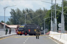 Gegana ledakkan benda diduga bom di fly over Banda Aceh