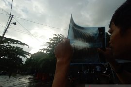 Warga Palu antusias saksikan gerhana matahari cincin meski guyuran hujan