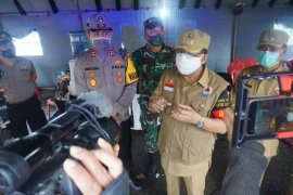 Aparat gabungan operasi jam malam saat PSBB diterapkan di Kota Ambon