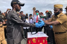 Pemkab Puncak Jaya terima satu pucuk senjata dari anggota kelompok separatis