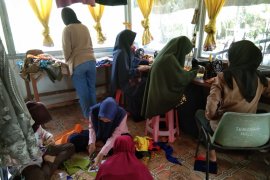 Kukerta Mahasiswa UR di Rengat buat masker dari kain perca untuk masyarakat