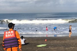 Seorang pemuda terseret arus ombak di Pantai Perancak-Bali