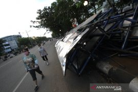 Material Bekas Pembongkaran Reklame Rusak Keindahan Kota