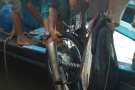 Sebuah sepeda motor beserta pemiliknya "terjun bebas" di Dermaga Sambas