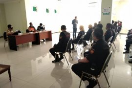 Petugas gabungan di Surabaya dilatih lacak warga terpapar corona