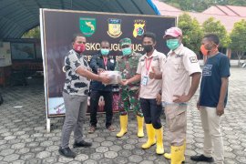 Petugas posko Diklat BPSDM Jayapura dapat bantuan 600 masker