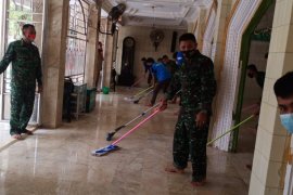 Anggota Koramil Tanjung Tabalong lakukan penyemprotan disinfektan