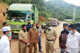 Jalan rusak di Lareh Sago Halaban, Gubernur minta penambang Galian C tanggung jawab