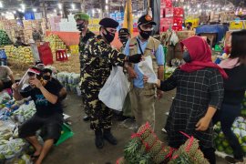 Volunteers educate vendors about health protocols in 10 markets