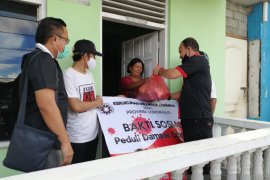 Kerukunan Keluarga Kawanua Gorontalo bagikan sembako ke warga terdampak COVID-19