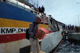 Ratusan santri asal Pulau Kangean kembali ke pesantren di Situbondo