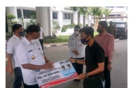 BPJAMSOSTEK menyerahkan santunan kematian pekerja agama