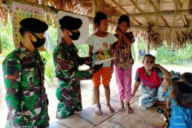 Suku Togutil dapat bantuan alat tulis dari TNI